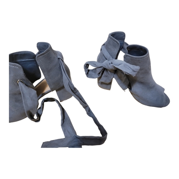 Gray Open Toe Shoes. 7.5 - Picture 3 of 8